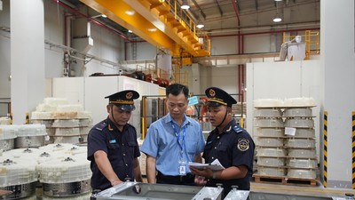 Cán bộ hải quan thực thi nhiệm vụ.