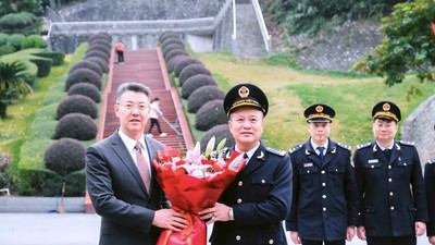 Đồng chí Nguyễn Văn Hoàn, Ủy viên Ban Chấp hành Đảng bộ UBND tỉnh Lạng Sơn, Bí thư Đảng ủy, Chi cục trưởng Chi cục Hải quan khu vực VI tặng hoa Đoàn công tác Hải quan Nam Ninh (Trung Quốc) do ông Vương Vị Băng – Trưởng Hải quan Nam Ninh làm trưởng đoàn.