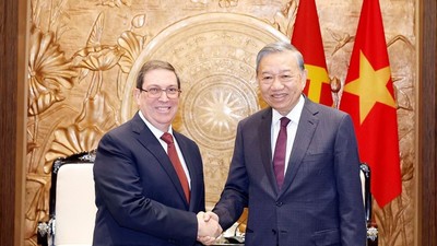 Tổng Bí thư Tô Lâm tiếp thân mật đồng chí Bruno Rodríguez Parrilla, Đặc phái viên Đảng Cộng sản Cuba, Nhà nước Cộng hòa Cuba, Ủy viên Bộ Chính trị, Bộ trưởng Ngoại giao Cuba. (Ảnh: TTXVN)