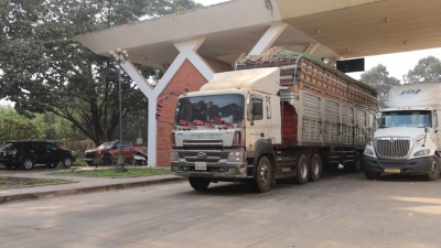 Xe nông sản qua cửa khẩu ở khu vực Tây Ninh.