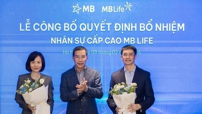 Chủ tịch HĐQT Ngân hàng MB (giữa) trao quyết định bổ nhiệm và chúc mừng 2 lãnh đạo mới của MB Life