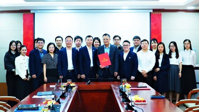 Các đại biểu tham dự Hội nghị chụp ảnh cùng Chi bộ và các đảng viên, công chức Ban Quản lý thị trường giao dịch tài sản mã hoá. Ảnh: UBCKNN