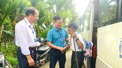 Xã vùng núi Đà Nẵng thuê xe buýt đưa cử tri nơi khó khăn tới điểm bầu cử