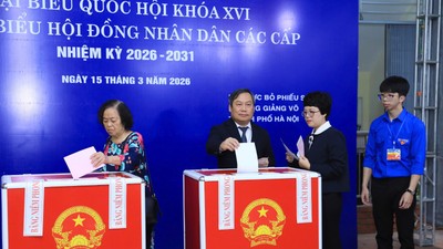 Chủ tịch UBND TP. Hà Nội Vũ Đại Thắng bỏ phiếu bầu cử.