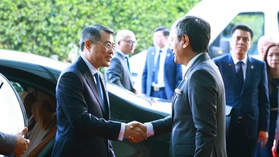 Quan chức cấp cao Ấn Độ tiễn Thủ tướng Lê Minh Hưng kết thúc chuyến tham dự Hội nghị thượng đỉnh BRICS lần thứ 18 và làm việc song phương tại Ấn Độ. Ảnh: Dương Giang/TTXVN.