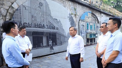 Chủ tịch UBND TP. Hà Nội Vũ Đại Thắng cùng Đoàn công tác kiểm tra thực địa tại khu vực 131 vòm cầu đường sắt phía Nam cầu Long Biên (Phùng Hưng - Gầm Cầu). Ảnh: Lê Hải.