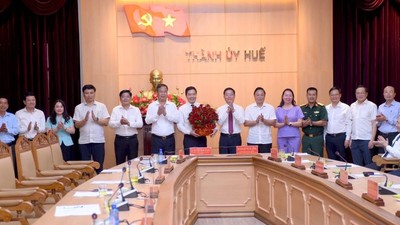 Đại biểu dự Hội nghị tặng hoa chúc mừng ông Trịnh Mạnh Linh