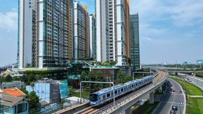 Theo chính sách vừa được thông qua, ranh giới quy hoạch khu vực TOD do Chủ tịch UBND TP.HCM chấp thuận, bao gồm nhà ga, đề-pô và vùng phụ cận trong phạm vi tối đa 1.000 m tính từ tâm quy ước của nhà ga, đề-pô. Ảnh: Lê Toàn. 