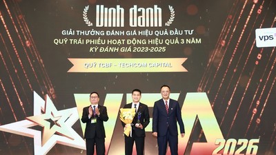 Ông Phí Tuấn Thành, Tổng giám đốc Techcom Capital nhận vinh danh từ Ban tổ chức
