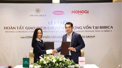 Bà Nguyễn Thị Trà My, Tổng giám đốc Tập đoàn PAN và ông Yen Gunadi, đại diện Ban Lãnh đạo Momogi Group ký biên bản hoàn tất giao dịch chuyển nhượng vốn tại Bibica.