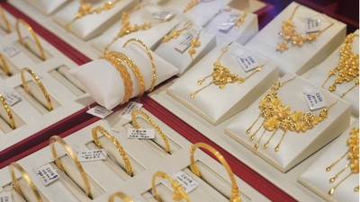 Đà tăng kỷ lục của vàng chững lại trước kỳ vọng Fed giữ lãi suất cao và đồng đô la mạnh