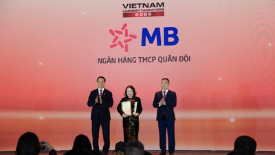 Bà Vũ Thị Hải Phượng, Phó Chủ tịch HĐQT MB nhận vinh danh từ ban tổ chức.