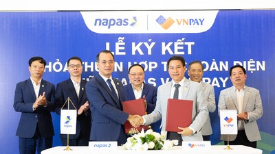 Lễ ký kết có sự tham dự của đại diện lãnh đạo Ngân hàng Nhà nước cùng lãnh đạo NAPAS và VNPAY.