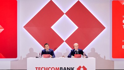 Chủ tịch HĐQT Techcombank Hồ Hùng Anh và Tổng giám đốc Jens Lottner điều hành phiên thảo luận 