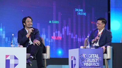 Ông Trần Công Quỳnh Lân, Phó Tổng giám đốc VietinBank thảo luận với ông Thái Trí Hùng, Phó Tổng giám đốc phụ trách Trung tâm Công nghệ thông tin, Tập đoàn công nghệ tài chính MoMo 