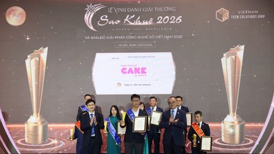 Đại diện Ngân hàng số Cake nhận Giải thưởng Sao Khuê 2026