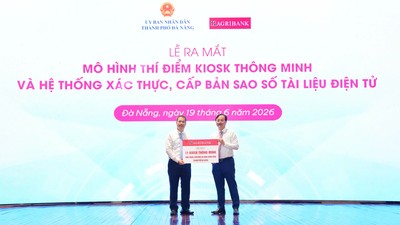 Ông Tô Huy Vũ, Chủ tịch Hội đồng thành viên Agribank trao biểu trưng tài trợ 11 Trạm dịch vụ công số phục vụ người dân thành phố Đà Nẵng