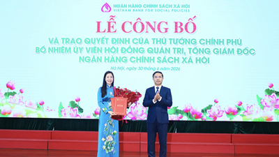 Thừa ủy quyền của Thủ tướng Chính phủ, Thống đốc NHNN Việt Nam Phạm Đức Ấn - Chủ tịch HĐQT NHCSXH đã trao Quyết định bổ nhiệm cho bà Nguyễn Thị Hằng