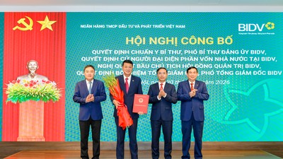 Thống đốc NHNN Phạm Đức Ấn, Phó Chủ nhiệm Ủy ban Kiểm tra Trung ương Đinh Hữu Thành và Chủ tịch HĐQT BIDV Phan Đức Tú trao Quyết định và tặng hoa chúc mừng ông Lê Ngọc Lâm nhận nhiệm vụ mới