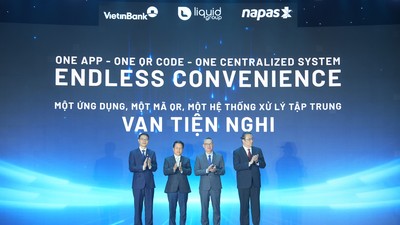 Ông Phạm Tiến Dũng, Phó Thống đốc Ngân hàng Nhà nước Việt Nam (thứ 2 từ trái sang), ông Nguyễn Quang Hưng, Chủ tịch HĐQT NAPAS (đầu tiên bên trái), ông Trần Minh Bình, Chủ tịch HĐQT VietinBank (thứ hai từ phải sang), ông Jeremy Tan, Tổng giám đốc Liquid Group (đầu tiên bên phải) tại Lễ kết nối thanh toán QR giữa Việt Nam và Singapore sáng ngày 2/7/2026