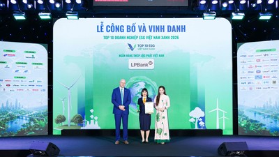 Bà Nguyễn Ánh Vân – Phó Tổng Giám đốc LPBank (ở giữa) đại diện Ngân hàng nhận giải thưởng Top 10 Ngân hàng ESG Việt Nam Xanh 2026 do Viet Research phối hợp cùng Báo Tài chính - Đầu tư tổ chức.