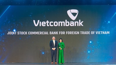 Bà Tô Thị Phương Dung - Trưởng Phòng Chính sách & Kế hoạch nhân sự đại diện Vietcombank nhận cúp "Harmonia" từ Ban Tổ chức