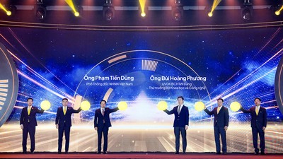 Ông Bùi Hoàng Phương - UV Dự khuyết BCHTW Đảng, Thứ trưởng Bộ Khoa học và Công nghệ (thứ 3 từ phải sang), ông Phạm Tiến Dũng – Phó Thống đốc NHNN Việt Nam (thứ 3 từ trái sang) cùng Ban lãnh đạo LPBank và Vietnam Post thực hiện nghi thức chúc mừng 15 năm hợp tác chiến lược giữa hai đơn vị