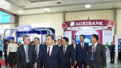 Sáng ngày 18/8, tại Trung tâm Triển lãm Quốc tế I.C.E, Hà Nội, Sự kiện Chuyển đổi số ngành Ngân hàng năm 2026 với chủ đề “Ngân hàng thông minh trong kỷ nguyên dữ liệu và AI” đã chính thức diễn ra với sự tham dự của Thống đốc Ngân hàng Nhà nước Phạm Đức Ấn, lãnh đạo các bộ, ban, ngành Trung ương cùng đông đảo người dân đến tham quan, trải nghiệm.