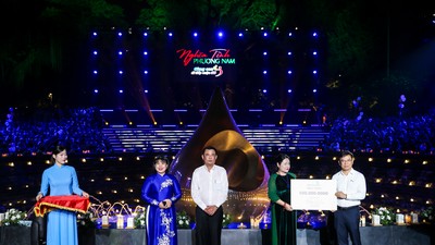 Đại diện Ban Lãnh đạo Ngân hàng TMCP Ngoại thương Việt Nam tham dự và trao quà tại sự kiện