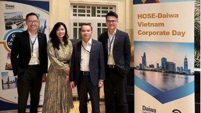 Ông Đỗ Việt Hùng, Thành viên HĐQT Vietcombank (thứ 2 từ phải sang) cùng đại diện Ban Chiến lược & TK HĐQT và Văn phòng đại diện của Vietcombank tại Singapore tham dự HOSE - Daiwa Vietnam Corporate Day Singapore 2026