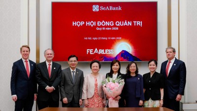 Bà Trần Thị Thanh Thủy, Chủ tịch HĐQT SeABank (người cầm hoa)