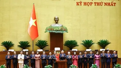 Tổng Bí thư Tô Lâm thay mặt các đại biểu Quốc hội khóa XVI tặng hoa chúc mừng Chủ tịch Quốc hội Trần Thanh Mẫn, các Phó Chủ tịch Quốc hội và Ủy viên Ủy ban Thường vụ Quốc hội (Ảnh: TTXVN)