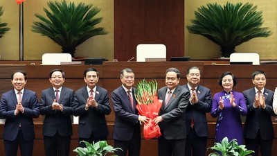 Chủ tịch Quốc hội Trần Thanh Mẫn tặng hoa chúc mừng Thủ tướng Lê Minh Hưng và 6 Phó Thủ tướng Chính phủ nhiệm kỳ 2026-2031 - Ảnh: Chinhphu.vn