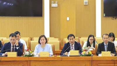 Thứ trưởng Bộ Xây dựng Nguyễn Tường Văn (người thứ 3 từ trái sang) tại buổi tiếp Đoàn doanh nghiệp thuộc Hội đồng Kinh doanh Hoa Kỳ - ASEAN sáng 16/4