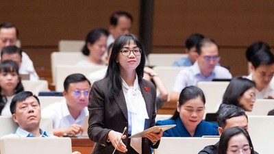 Đại biểu Trịnh Thị Tú Anh (đoàn Lâm Đồng) thảo luận tại hội trường Quốc hội sáng 9/8.