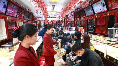 Giá vàng hôm nay ngày 25/2: Vàng vượt mốc 185 triệu đồng/lượng