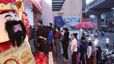 Xếp hàng từ tờ mờ sáng mua vàng ngày Vía Thần Tài