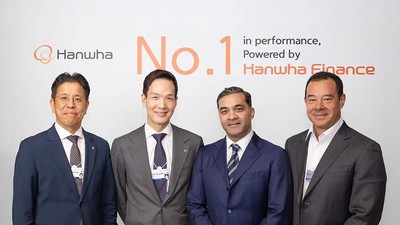 Ông Kim Dong Won - Chủ tịch kiêm Giám đốc Toàn cầu Hanwha Life (thứ hai từ trái qua) chụp ảnh cùng các đối tác quốc tế. Nguồn: Hanwha