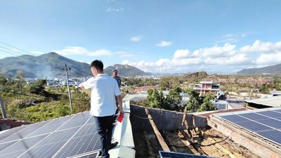 Cán bộ bảo hiểm ABIC đi giám định bồi thường tại Bình Định sau đợt bão lũ năm 2025