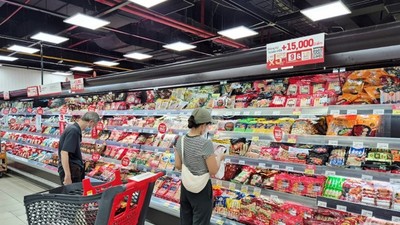 Hàng loạt mặt hàng thực phẩm chế biến tại siêu thị LOTTE MART đang được giảm giá, tặng kèm 