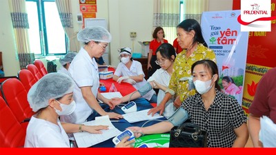 Đội ngũ y bác sĩ khám và tư vấn sức khỏe cho người dân tại Hải Phòng – điểm khởi đầu của chuỗi hoạt động.