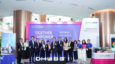 Tại không gian kết nối của Chubb, đại diện Chubb Life Việt Nam cùng lãnh đạo cơ quan quản lý và Hiệp hội Bảo hiểm Việt Nam chia sẻ khoảnh khắc gặp gỡ trong khuôn khổ Vietnam Insurance Summit 2026. 