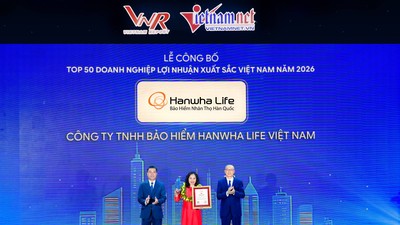 Đại diện Hanwha Life Việt Nam nhận cúp và chứng nhận “Top 50 Doanh nghiệp Lợi nhuận xuất sắc Việt Nam 2026”