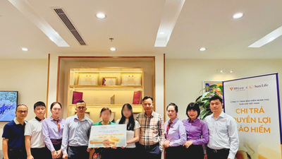 Đại diện Sunlife và TP Bank chi trả quyền lợi bảo hiểm cho gia đình khách hàng