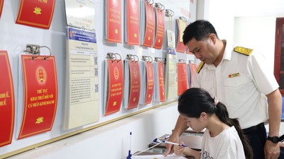 Công chức thuế hướng dẫn người dân làm thủ tục kê khai thuế. Ảnh: Dũng Minh