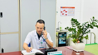 Nhân viên y tế trực tổng đài điện thoại tại Khoa Khám bệnh - Bệnh viện Tâm thần Nghệ An. Đây là tổng đài hoạt động 24/7. Ảnh: An Duyên