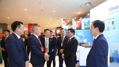 Bộ trưởng Nguyễn Văn Thắng tham quan khu triển lãm của các doanh nghiệp thuộc Bộ Tài chính 