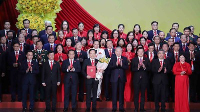 Tổng Bí thư Tô Lâm trao Quyết định cho Ban chấp hành Đảng bộ TP.HCM khóa mới 