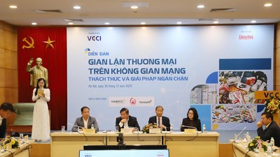 Các đại biểu tại Diễn đàn “Gian lận thương mại trên không gian mạng, thách thức và giải pháp" tại VCCI, chiều 30/12. 