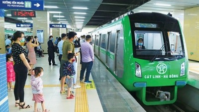 Hành khách làm quen với vé thông minh khi lên tàu Nhổn - Ga Hà Nội dịp đầu năm 